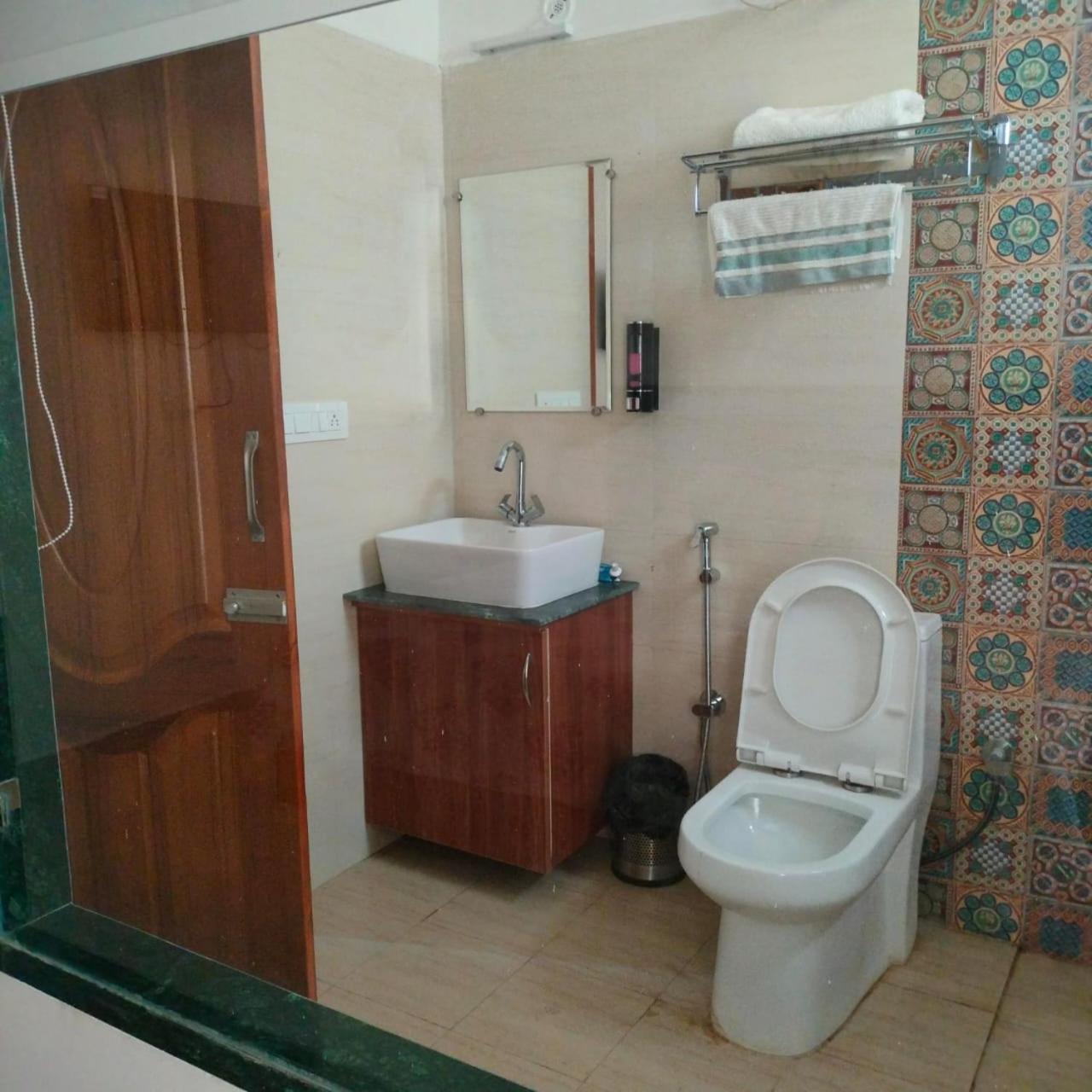 Winter Woods Cottages - 3-Bedroom Homestay Shitlakhet Bagian luar foto